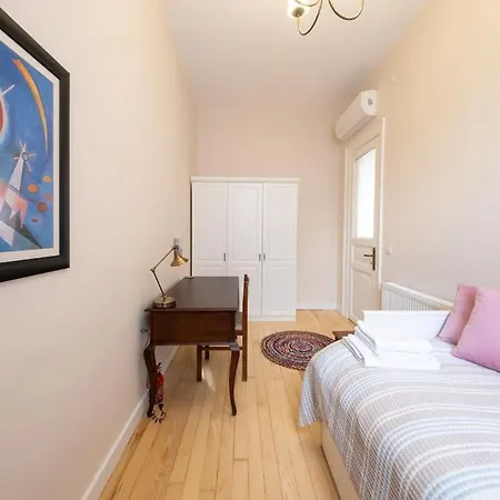 Lägenhet Elegant, Spacious, Quiet 3br Near Historic Center
