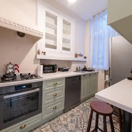 Elegant, Spacious, Quiet 3br Near Historic Center Lägenhet *
