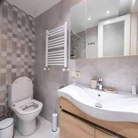 Elegant, Spacious, Quiet 3br Near Historic Center Lägenhet