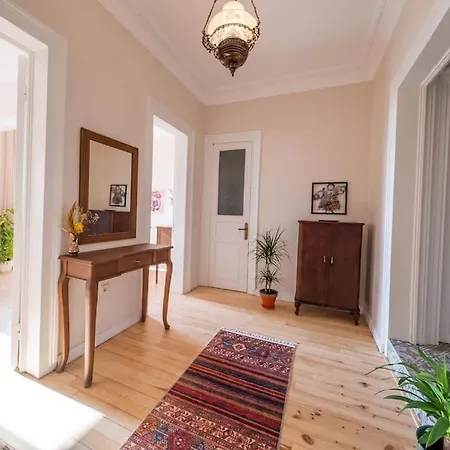 Elegant, Spacious, Quiet 3br Near Historic Center Lägenhet