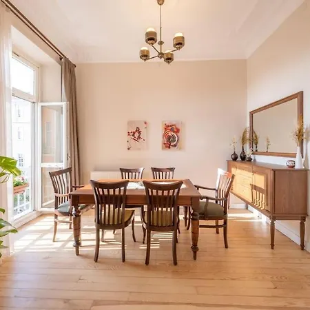 Elegant, Spacious, Quiet 3br Near Historic Center Lägenhet *