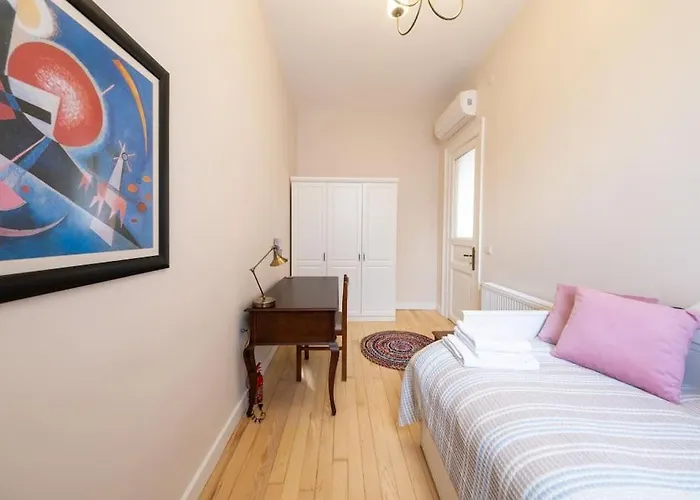 Апартаменты Elegant, Spacious, Quiet 3br Near Historic Center