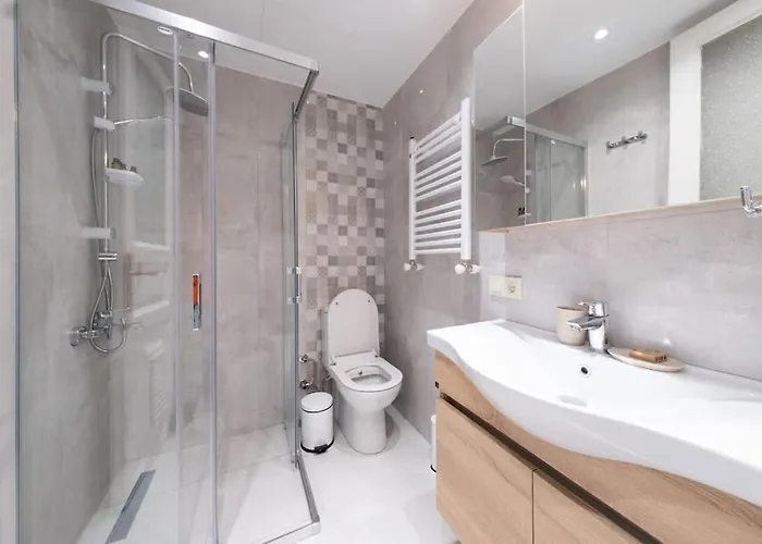 Апартаменты Elegant, Spacious, Quiet 3br Near Historic Center *