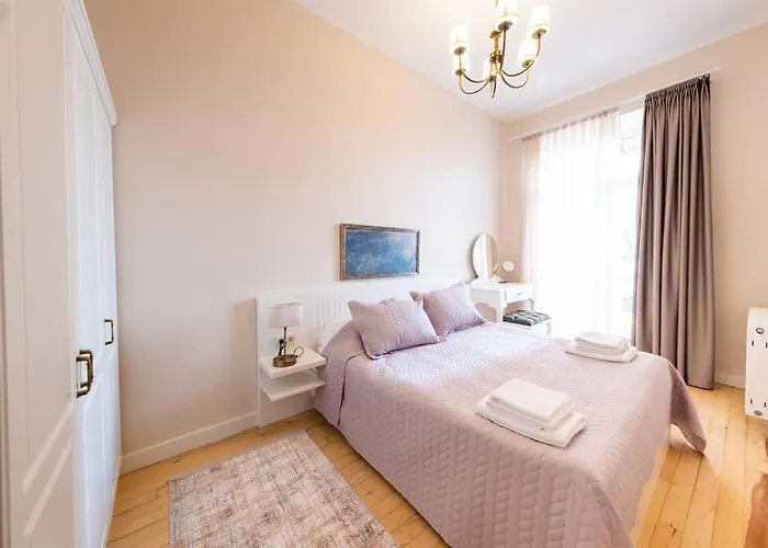 Elegant, Spacious, Quiet 3br Near Historic Center