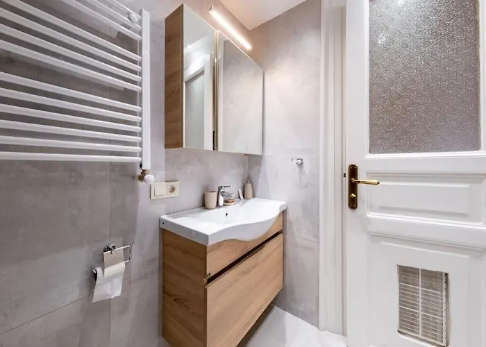 Elegant, Spacious, Quiet 3br Near Historic Center *