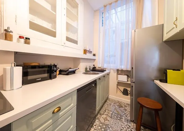 Апартаменты Elegant, Spacious, Quiet 3br Near Historic Center *