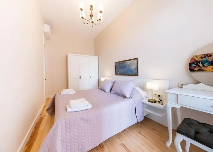 Elegant, Spacious, Quiet 3br Near Historic Center *