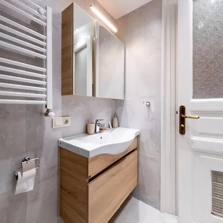 Elegant, Spacious, Quiet 3br Near Historic Center *