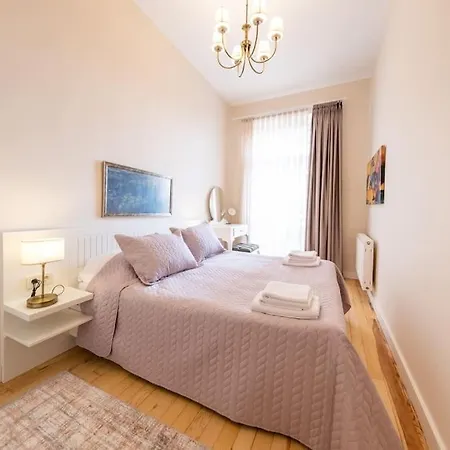 Elegant, Spacious, Quiet 3br Near Historic Center شقة اسطنبول